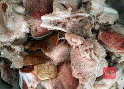 玉米猪骨粉葛汤的做法图解1