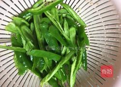 辣椒炒南瓜藤尖的做法图解5