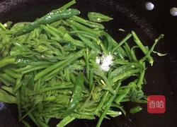 辣椒炒南瓜藤尖的做法图解9