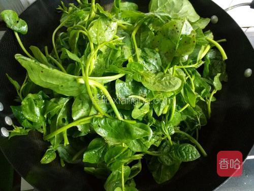 在倒入豆腐菜大火翻炒