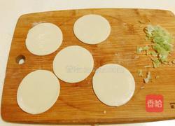 饺子皮葱花饼的做法图解2
