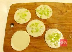 饺子皮葱花饼的做法图解3