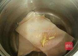 胡萝卜肉皮冻的做法图解1