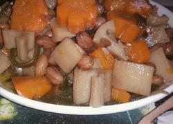 火腿炖莲藕花生海带汤