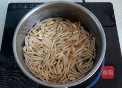 炝炒大豆芽的做法图解1