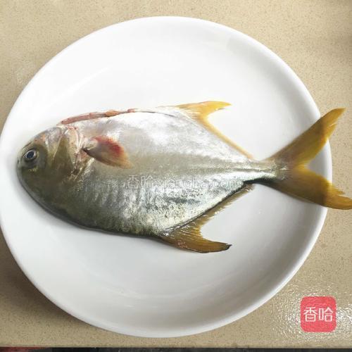 将鱼肚剖开.挖去内脏和鱼腮. 洗净备用