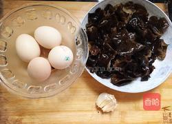 蒜香木耳炒鸡蛋的做法图解1