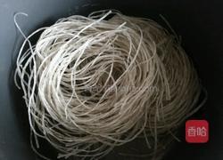 酸菜肉末粉丝的做法图解1