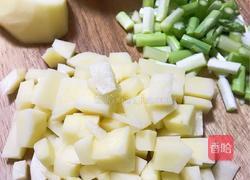 土豆芦笋浓汤的做法图解1