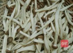 蟹味菇炒肉丝的做法图解2