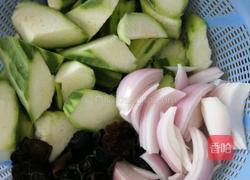 黑木耳炒丝瓜的做法图解1