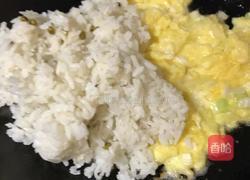 鸡蛋炒米饭的做法图解4
