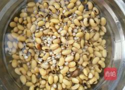 黄花菜黄豆薏米筒骨汤的做法图解1