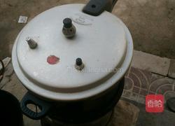 黄花菜黄豆薏米筒骨汤的做法图解5