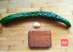 黄瓜拌鸡蛋干的做法图解1