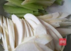 火腿片炒胶笋的做法图解2