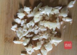 西兰花炒木耳的做法图解3