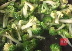 西兰花炒木耳的做法图解4