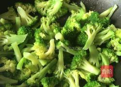 西兰花炒木耳的做法图解7