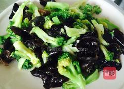 西兰花炒木耳的做法图解10