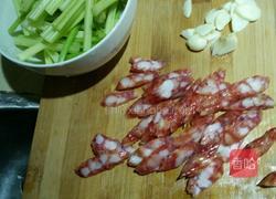 芹菜炒腊肠的做法图解2