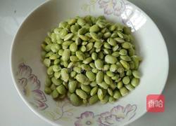 毛豆炒肉的做法图解2