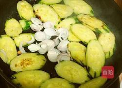 蚝油煎黄瓜的做法图解3