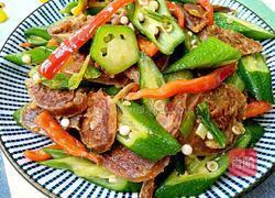 秋葵炒腊肠的做法图解1