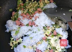 青椒鸡蛋火腿炒饭的做法图解6