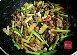 泡椒蒜苔炒鸡胗的做法图解11