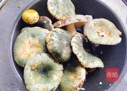 芹菜炒青头菌的做法图解1