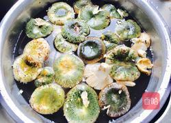 芹菜炒青头菌的做法图解2