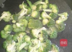 西兰花炒脆皮肠的做法图解4