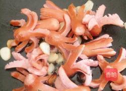 西兰花炒脆皮肠的做法图解5