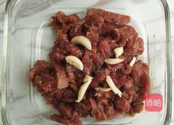 蒜香牛柳炒面的做法图解2