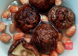 花生香菇焖猪脚的做法图解1