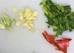 酱油水杂鱼的做法图解1