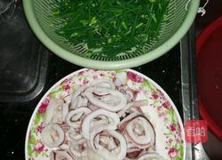 鲜鱿鱼炒韮菜的做法图解3