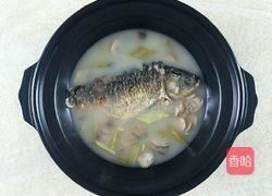 草菇苦瓜鲫鱼汤的做法图解5