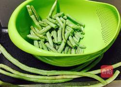 豇豆炒肉丝的做法图解1