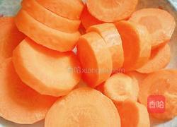 胡萝卜玉米淮山骨头汤的做法图解6