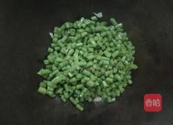 香肠豇豆丁的做法图解2