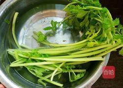 芹菜拌黄豆芽的做法图解2