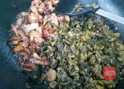 Illustration of how to make bacon and pickled cabbage noodles 6