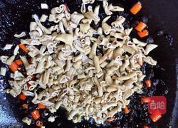 萝卜干炒鸭肠的做法图解8