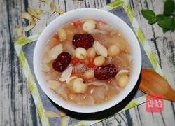 冰糖银耳莲子百合羹的做法图解1