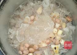 冰糖银耳莲子百合羹的做法图解4