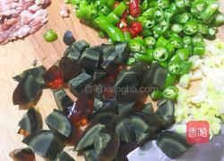 擂辣椒炒皮蛋的做法图解2