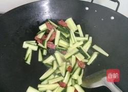 广式腊肠炒青瓜的做法图解4