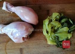 酸菜炒鸡腿肉的做法图解1